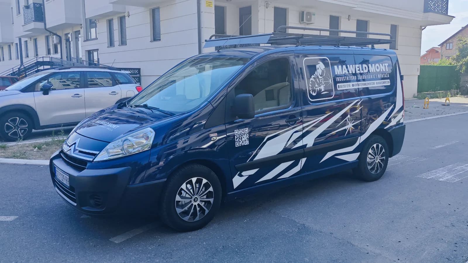 Brendiranje minivana belog katovanom folijom — Ma Weld Mont