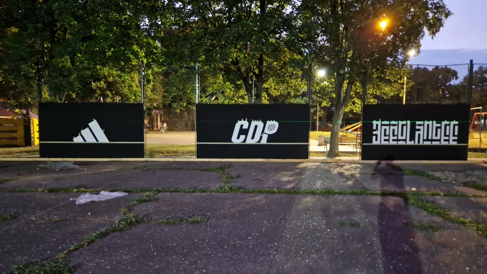 Forex tabla sa logotipom sponzora — padel teren