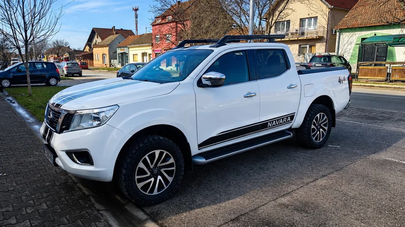 Racing stripes na Nissan Navari — crna sjaj folija