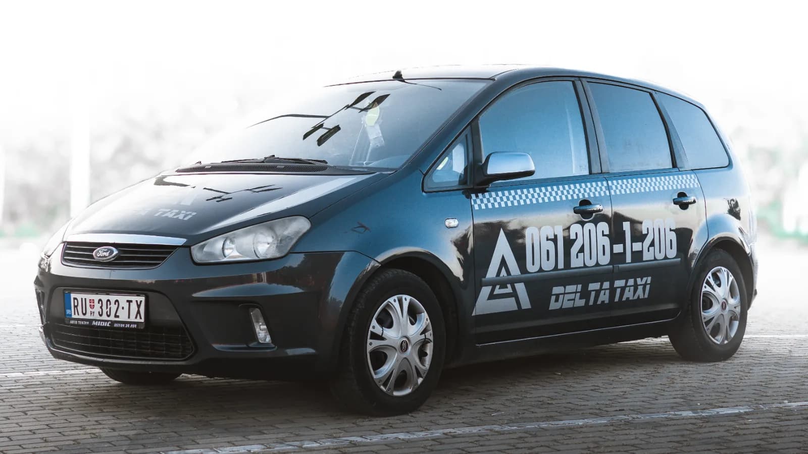 Silver katovana folija — Ford C-Max taxi brending